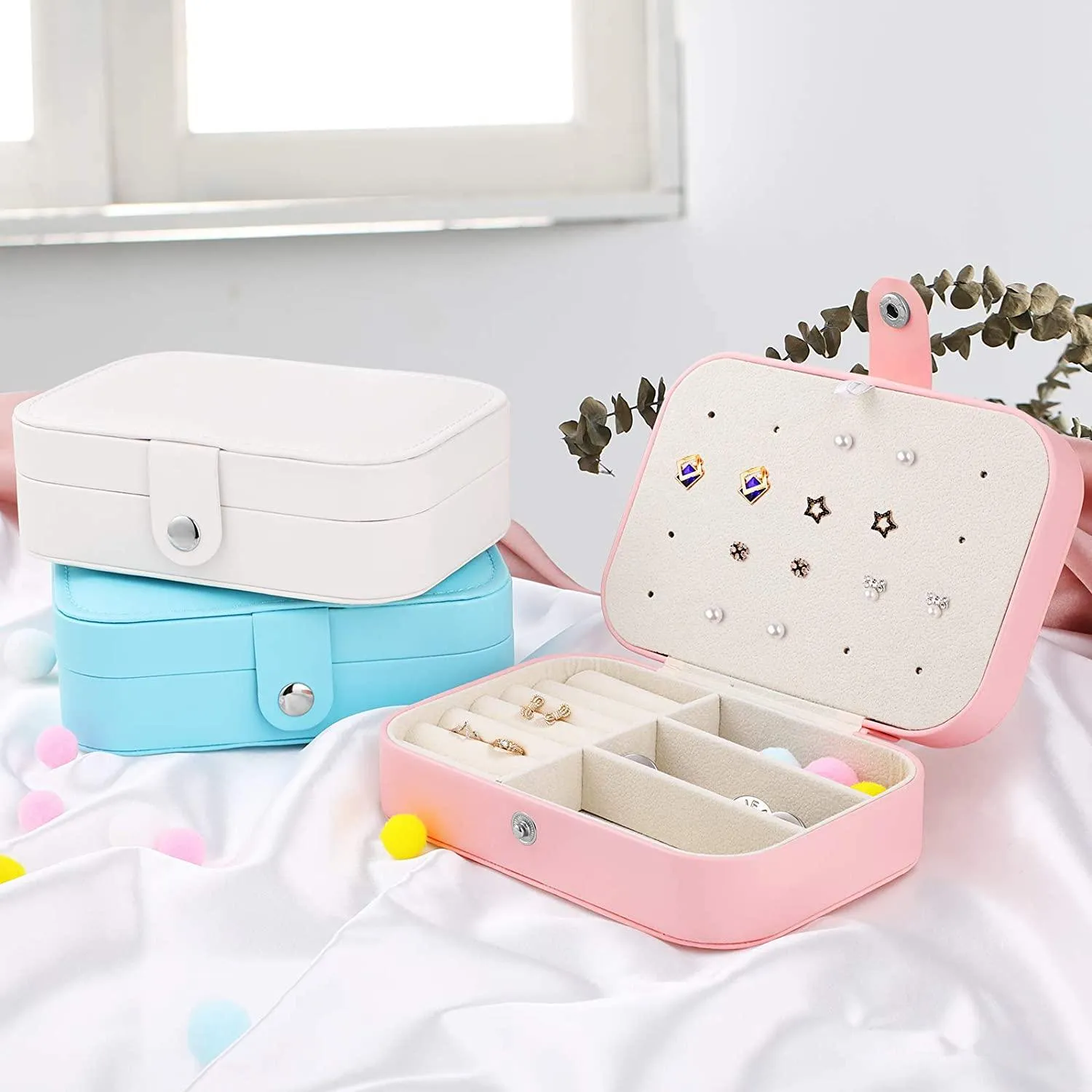 Small Travel Jewelry Box Organizer, Small Travel PU Leather Jewellery Storage Case for Rings Bracelets Earrings Necklaces Girls Women Her Mom White